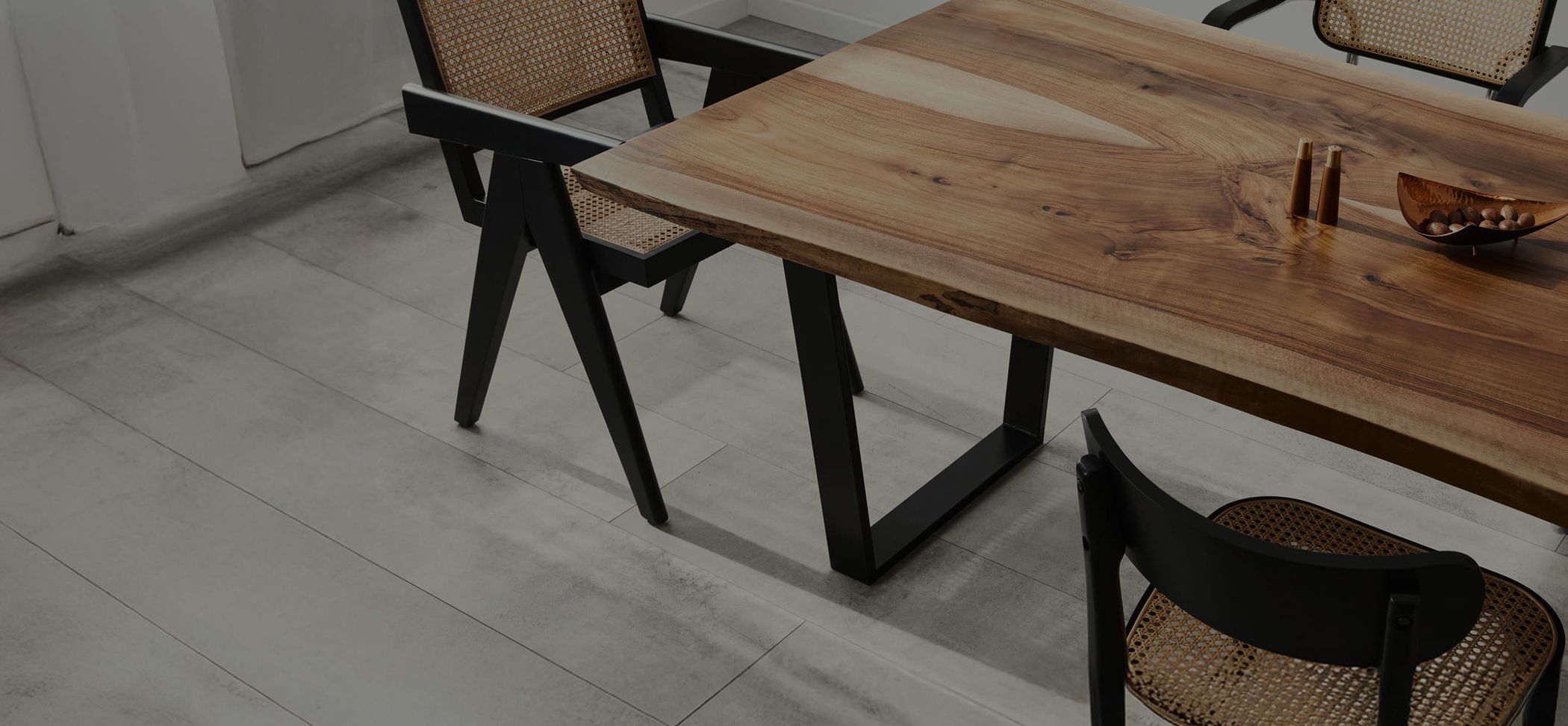 Großer Holztisch mit schwarzen Füßen